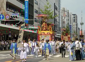 Durante las festividades, las maikos realizan una danza de ofrenda y reparten frijoles en bolsa, para orar por buena salud.