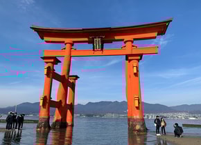 Esta puerta torii se encuentra en el mar interior de Seto. Es uno de los spots más socorridos por los turistas que visitan la isla y, conforme cambia la marea, uno se puede acercar más a la estructura.