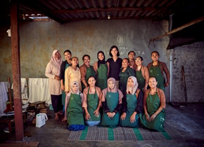 Denica Riadini-Flesch con mujeres artesanas batik en Rumah SukkhaCitta, una de las escuelas de artesanía de SukkhaCitta, donde las mujeres no sólo aprenden sobre artesanías tradicionales, sino también las habilidades comerciales que necesitan para monetizarlas. (Foto: © Rolex/Sébastien Agnetti).