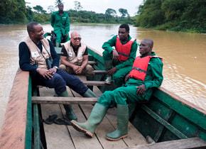 El equipo de Koné navega por el río Tanoé en una de sus expediciones mensuales en compañía de lugareños y antiguos cazadores furtivos, quienes tienen más conocimiento que nadie sobre la región. Foto: © Rolex / Nyani Quarmyne