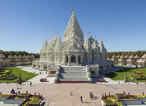 El templo principal del complejo mide 58 metros de altura y está construido únicamente con mármol de Carrara.