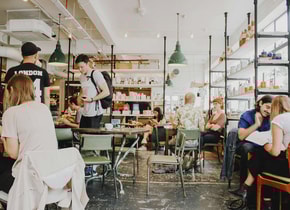 La ciencia explica cómo disminuir el ruido que hay en los restaurante
