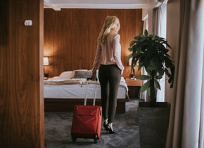 ¿Por qué nunca deberías poner tu ropa en la cómoda de un hotel?