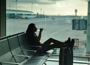 ¿Puedo llevar comida o líquidos congelados en el equipaje de mano?