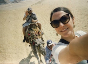 Una selfie de Andrea en el desierto, posando como turista.