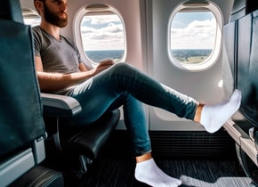 ¿Por qué no es bueno quitarse los zapatos en un avión?