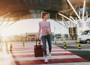 ¿Salir o quedarse en el aeropuerto durante una escala?