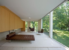 Interior de la famosa Farnsworth House, de Mies van der Rohe.