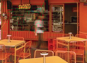 En Turbio hay que pedir un plato de alitas trufadas y preguntar por alguna sugerencia de vino para acompañar.