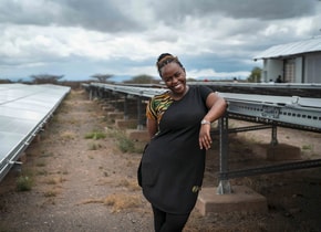 Beth Koigi, Laureada con los Premios Rolex a la Iniciativa 2023, recorre un parque solar que suministra electricidad al quiosco de agua de Majik Water en el Campo de Refugiados de Kakuma. (Foto: © Rolex/Eva Diallo).
