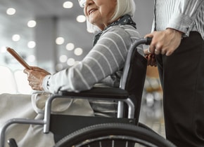 Guía para viajar con una silla de ruedas: requisitos, consejos y derechos