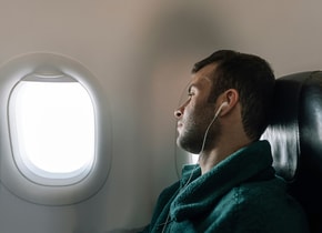 Cómo destapar tus oídos después de un vuelo (sin lastimarte)