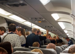 Multarán a pasajeros que se levanten antes de su turno para desembarcar el avión