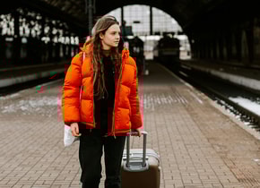 ¿Viajar solo sale más caro? El “impuesto” que cobran algunas aerolíneas