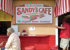 Las “ventanitas” son uno de los mayores íconos de Little Havana, desde donde cafeterías y restaurantes cubanos despachan cortaditos y pan.