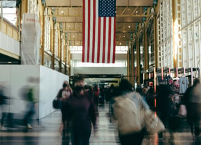 Por qué hay agentes ICE en aeropuertos de Estados Unidos (y qué está pasando realmente)