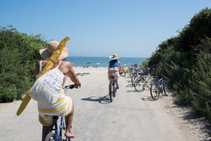 Bicicletas y sandalias en Gibson beach.