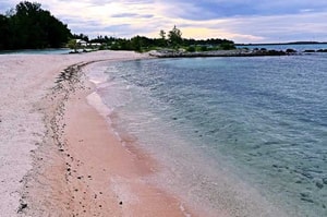Playas de arena rosa en el mundo