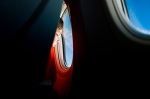 niño asomado por la ventana niños viajando solos