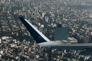 avión sobre la cdmx