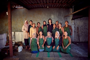Denica Riadini-Flesch con mujeres artesanas batik en Rumah SukkhaCitta, una de las escuelas de artesanía de SukkhaCitta, donde las mujeres no sólo aprenden sobre artesanías tradicionales, sino también las habilidades comerciales que necesitan para monetizarlas. (Foto: © Rolex/Sébastien Agnetti).