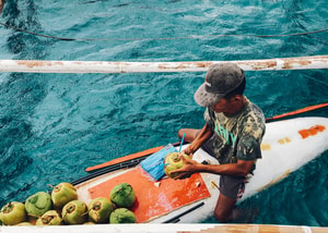 Viajar-por-el-mundo-a-través-de-sus-bebidas-refrescantes-Travesías-agua-de-coco
