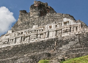 La mayoría de las ruinas del mundo maya están conectadas por un viaje en carretera.