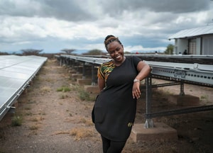 Beth Koigi, Laureada con los Premios Rolex a la Iniciativa 2023, recorre un parque solar que suministra electricidad al quiosco de agua de Majik Water en el Campo de Refugiados de Kakuma. (Foto: © Rolex/Eva Diallo).