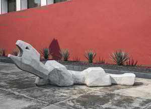 El animal del Pedregal (1951), escultura de Mathias Goeritz que recibe a los visitantes a la colonia.