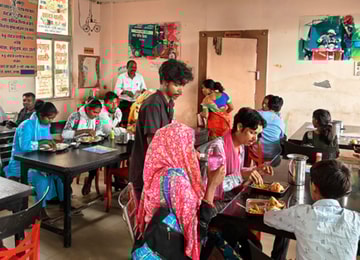 Cafés basura: India convierte el plástico en alimento