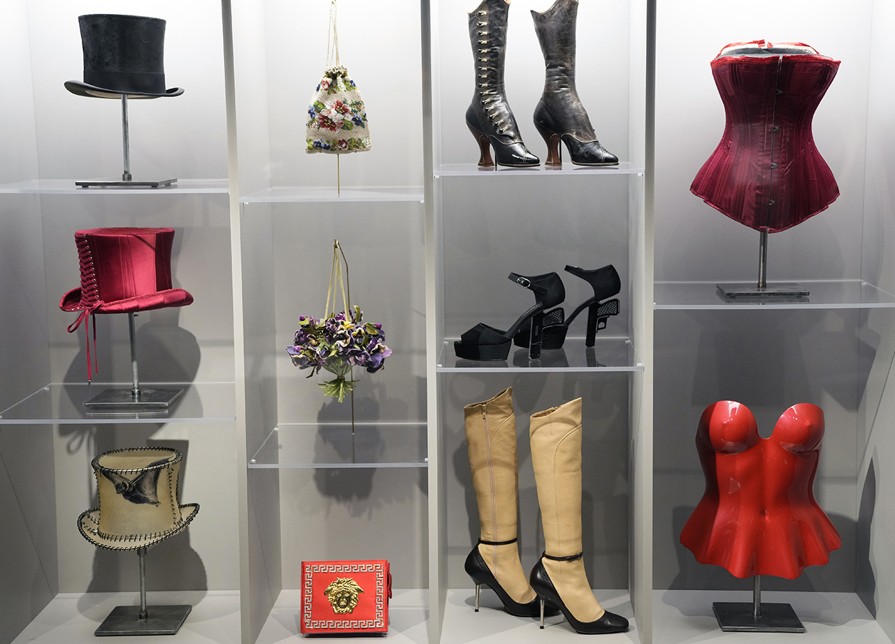 Una nueva exposición en Nueva York explora la moda desde una perspectiva psicoanalítica