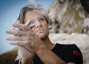 El neurocientífico Grégoire Courtine se cubre las manos de magnesio antes de una sesión de bouldering en Chamonix, Francia. La escalada era una pasión tan grande que Courtine, entonces un joven estudiante de física, estaba considerando convertirse en profesional cuando conoció a un profesor de neurociencia durante una ascensión. Hablaron sobre cómo el cerebro controla cada movimiento de un escalador y allí encontró su verdadera vocación. Foto: ©Rolex/Gabriel Monnet.