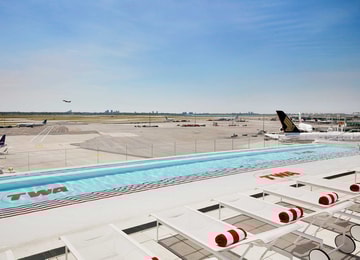 En este aeropuerto hay una alberca y puedes tomar el sol mientras esperas tu vuelo