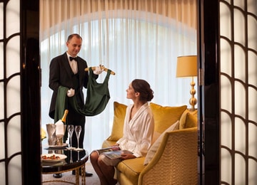 ​​¿Qué es un butler y por qué los hoteles de lujo lo tienen?