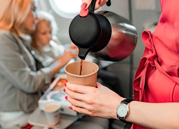 ¿Tomas café en el avión? Quizás esto te hará cambiar de opinión