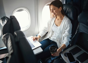 Esta es la forma más saludable de sentarte en un vuelo largo