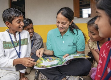Karanth participa en una sesión de Wild Shaale, un programa educativo para niños que conviven frecuentemente con la vida silvestre. “Podemos cocrear y reimaginar un mundo, a través del coraje y la perseverancia, para garantizar que tanto la vida silvestre como las personas prosperen”, afirma. Foto: ©Rolex/National Geographic/Alisha Vasudev.