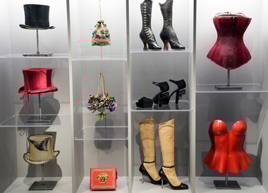 Una nueva exposición en Nueva York explora la moda desde una perspectiva psicoanalítica