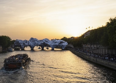 El puente más antiguo de París se transformó en una caverna