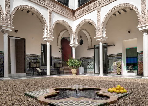 La Casa del Limonero es una apertura reciente en Sevilla, en el barrio de Santa Cruz, perfecta para gozar de bienestar y calma como no se encuentran en muchos lugares de la ciudad.