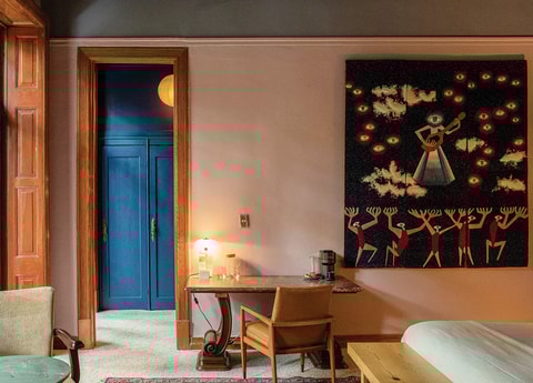 El proceso de restauración de Casa Margarita se centró en conservar el característico estilo ecléctico de la época, pero agregando un particular toque contemporáneo, con piezas de la colección de arte de Proyectos Públicos y un mobiliario en tonos vivos.