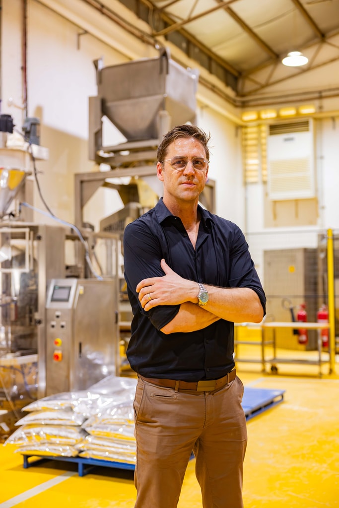 El Laureado con el Premio Rolex, Felix Brooks-church, cofundador de la organización sin fines de lucro Sanku, celebra la expansión de sus operaciones en Etiopía. En su misión por eliminar la desnutrición, su innovadora máquina dosificadora fortifica la harina con nutrientes esenciales, con lo que llegan a más de 25 millones de personas en toda África oriental. Foto: ©Rolex / Peter Ndung’u.
