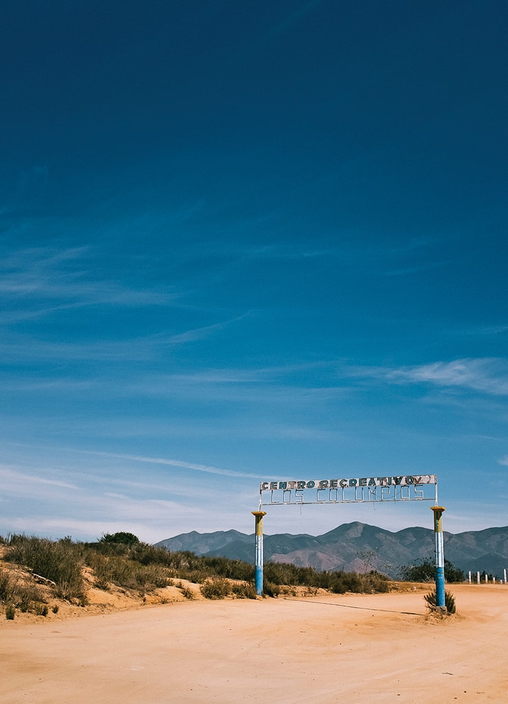 Al no tener un itinerario rígido, cada desviación despierta una pregunta, ¿qué habrá del otro lado, será un buen lugar para pasar la noche? Así, sin planearlo, llegábamos a trailer parks o campamentos que nos servían de lugares de descanso improvisados. Anterior: en las playas de la Baja descansan restos de criaturas marinas; no es raro encontrar ensamblajes de esqueletos completos de delfines o ballenas.