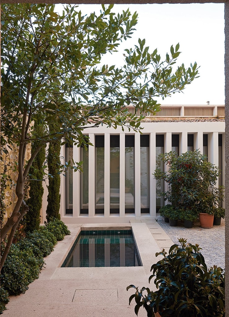 Casa Palacio Paredes Saavedra es un hotel en Cáceres que ha tomado la estructura de un palacio renacentista para transformarlo en una propiedad de 11 lujosas suites.